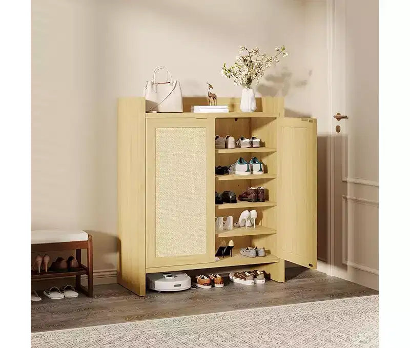 Meuble à chaussures en rotin avec portes ventilées et étagères réglables