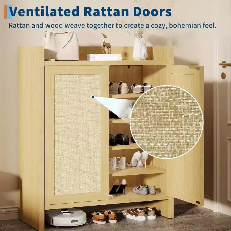 Meuble à chaussures en rotin avec portes ventilées et étagères réglables
