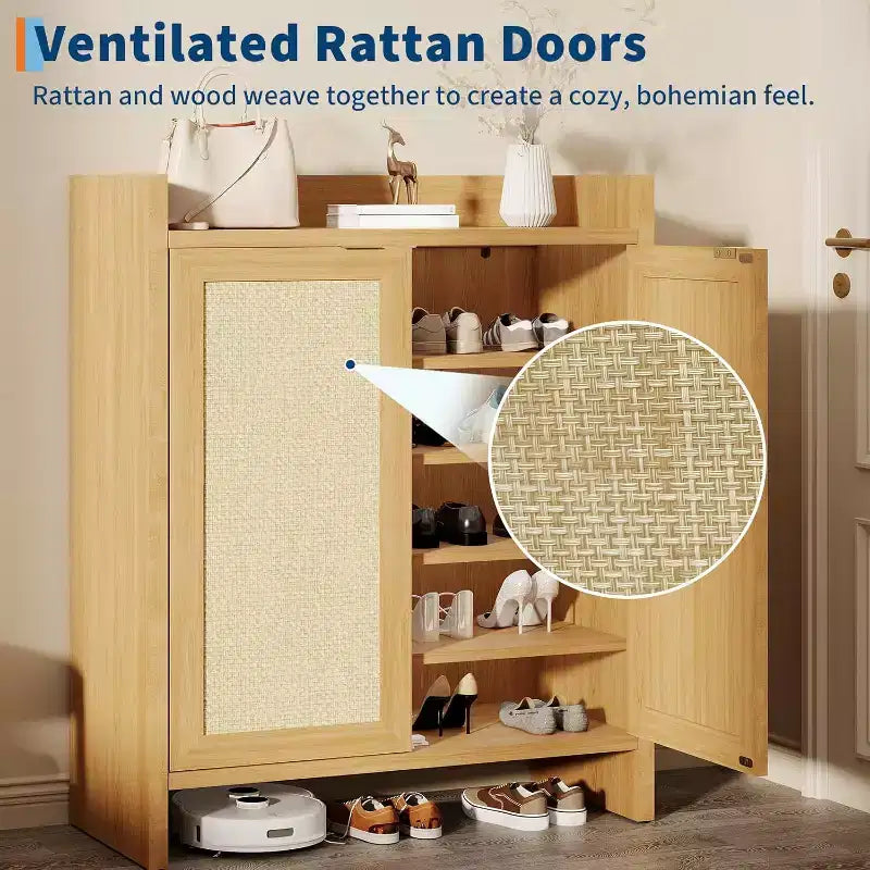Meuble à chaussures en rotin avec portes ventilées et étagères réglables
