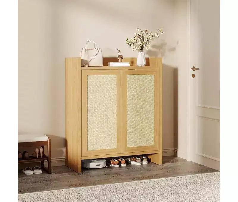 Meuble à chaussures en rotin avec portes ventilées et étagères réglables