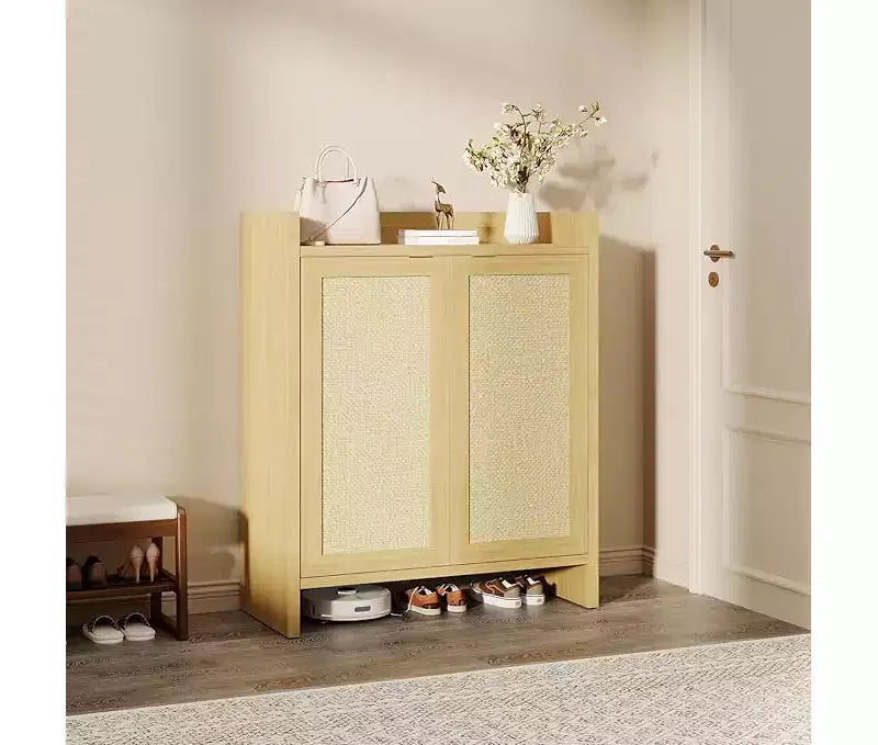 Meuble à chaussures en rotin avec portes ventilées et étagères réglables