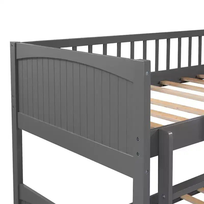Lit superposé simple avec tiroirs intégrés et espace polyvalent sous le lit