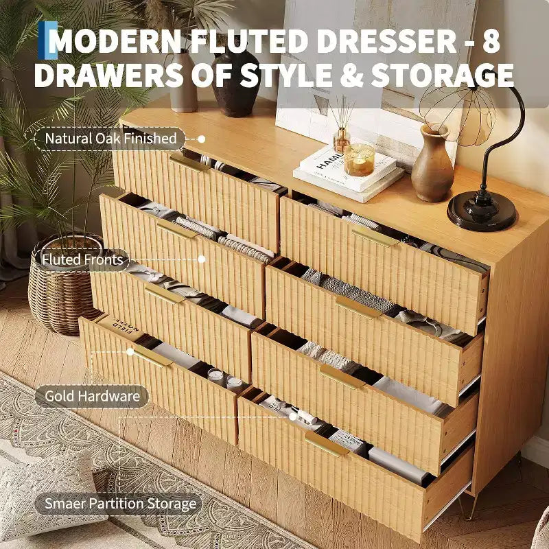 Commode à 8 tiroirs en bois cannelé avec poignées en métal