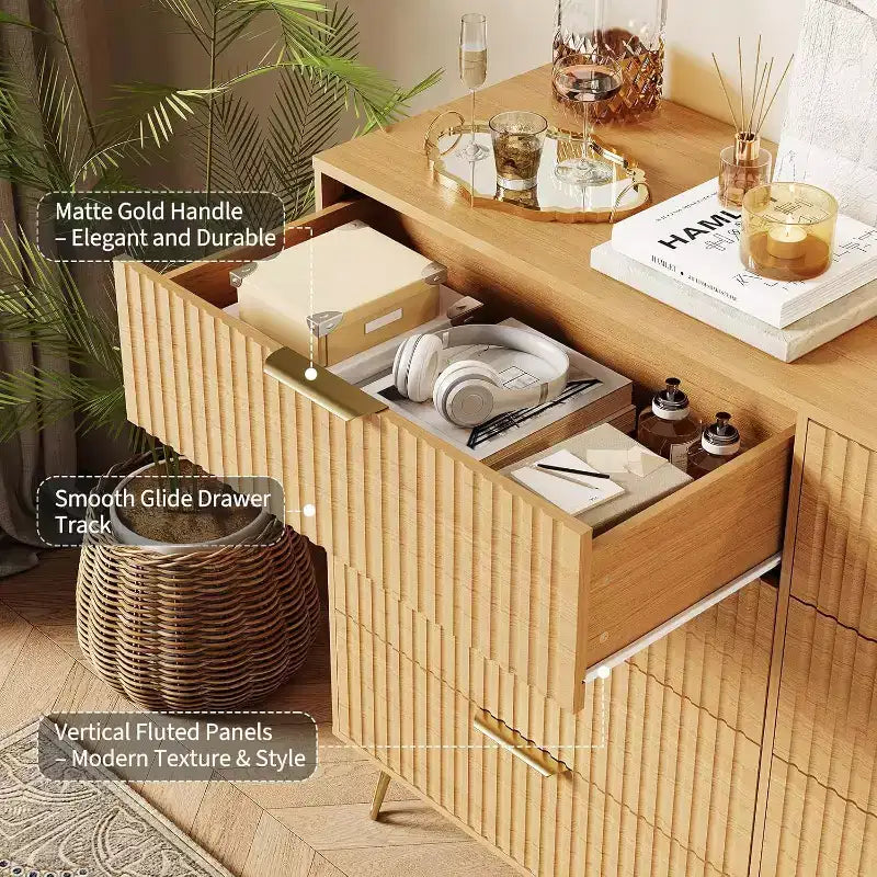 Commode à 8 tiroirs en bois cannelé avec poignées en métal