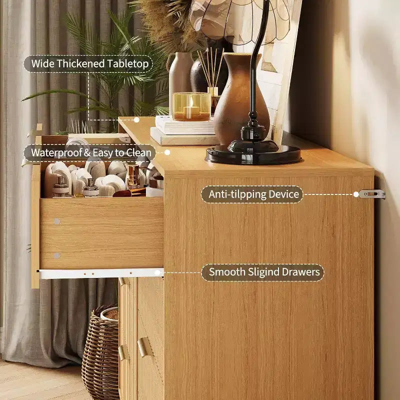 Commode à 8 tiroirs en bois cannelé avec poignées en métal