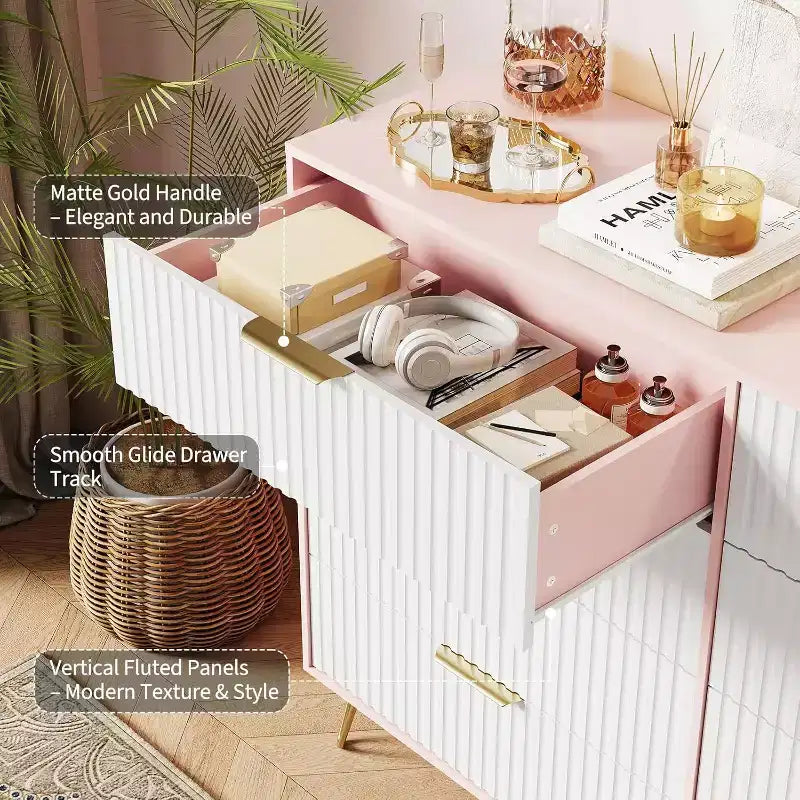 Commode à 8 tiroirs en bois cannelé avec poignées en métal