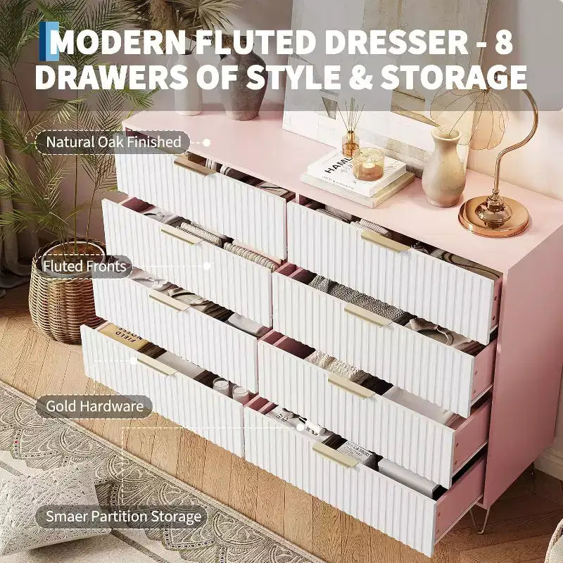 Commode à 8 tiroirs en bois cannelé avec poignées en métal