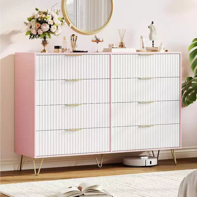 Commode à 8 tiroirs en bois cannelé avec poignées en métal