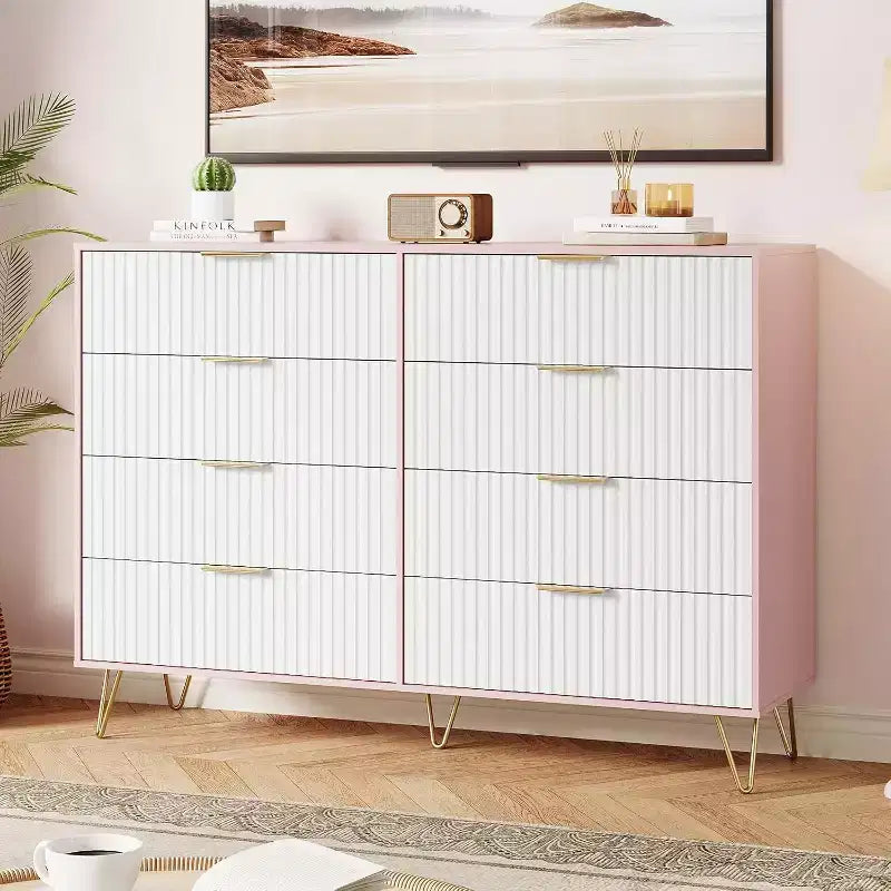 Commode à 8 tiroirs en bois cannelé avec poignées en métal