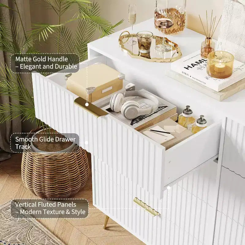 Commode à 8 tiroirs en bois cannelé avec poignées en métal