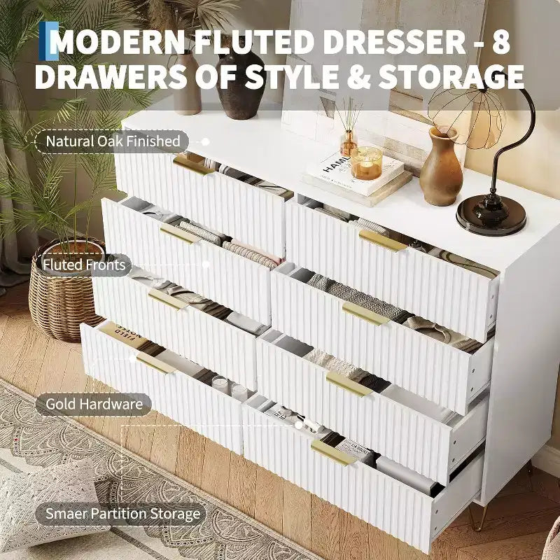 Commode à 8 tiroirs en bois cannelé avec poignées en métal