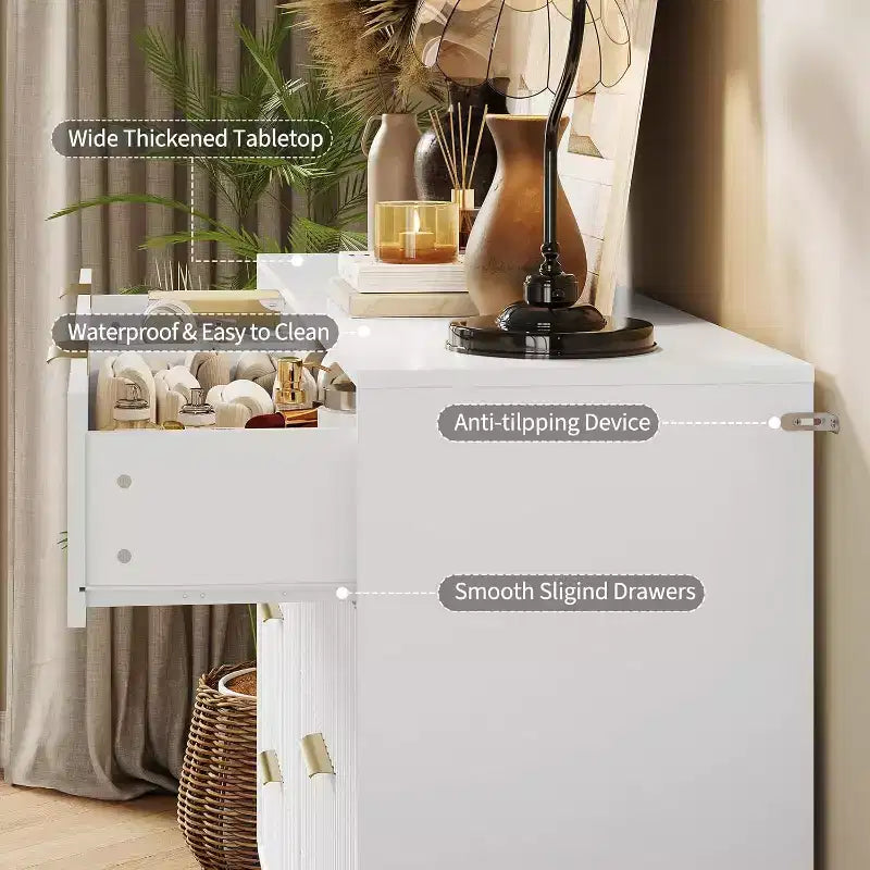 Commode à 8 tiroirs en bois cannelé avec poignées en métal