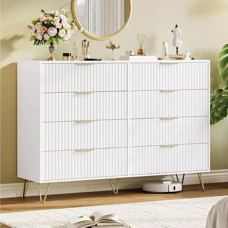 Commode à 8 tiroirs en bois cannelé avec poignées en métal