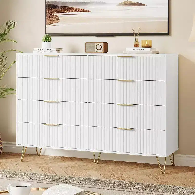 Commode à 8 tiroirs en bois cannelé avec poignées en métal