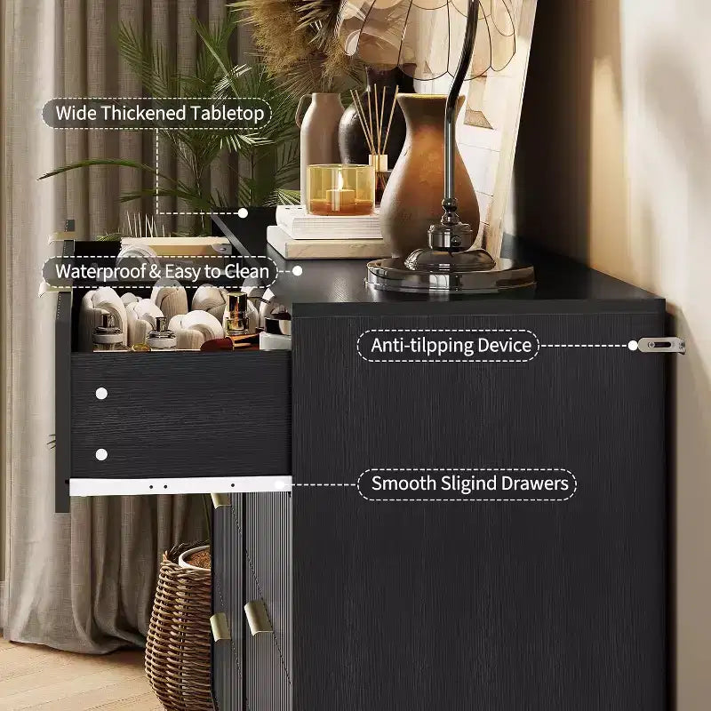 Commode à 8 tiroirs en bois cannelé avec poignées en métal