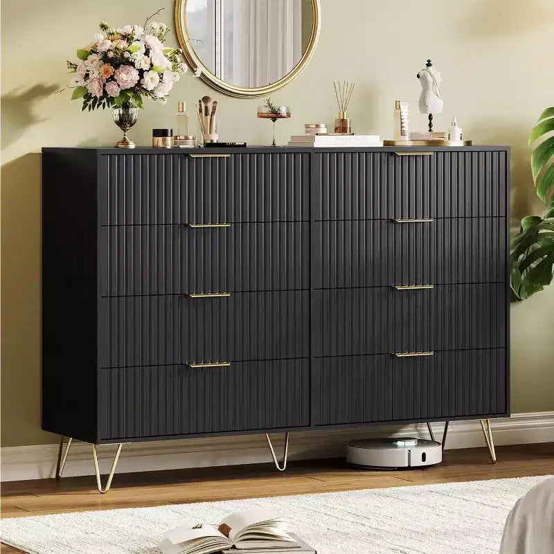 Commode à 8 tiroirs en bois cannelé avec poignées en métal