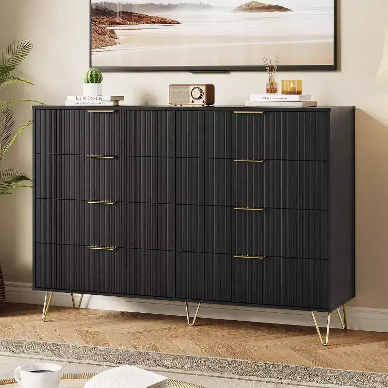 Commode à 8 tiroirs en bois cannelé avec poignées en métal