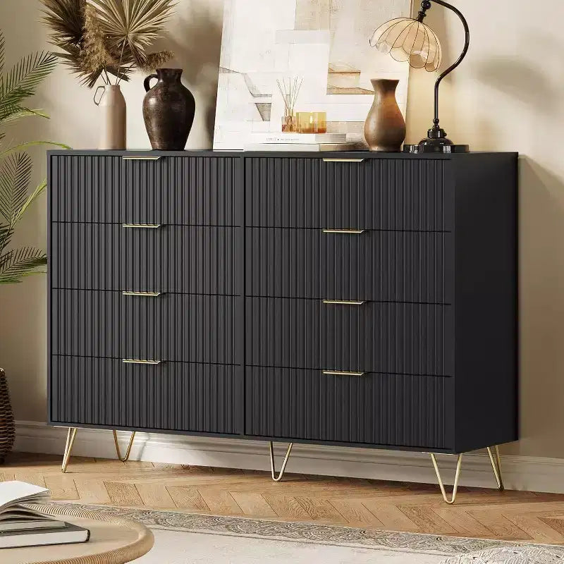 Commode à 8 tiroirs en bois cannelé avec poignées en métal