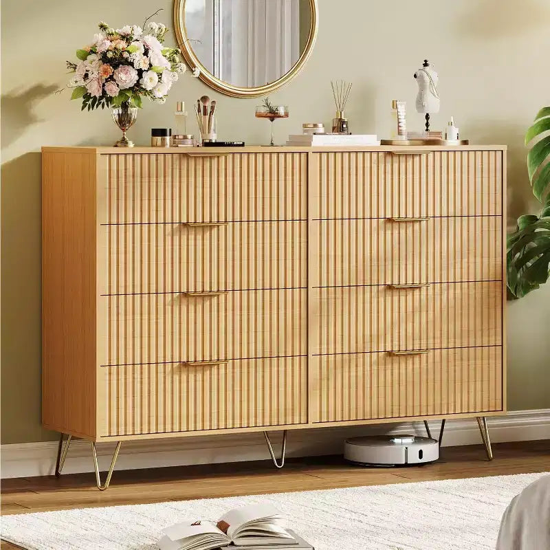 Commode à 8 tiroirs en bois cannelé avec poignées en métal