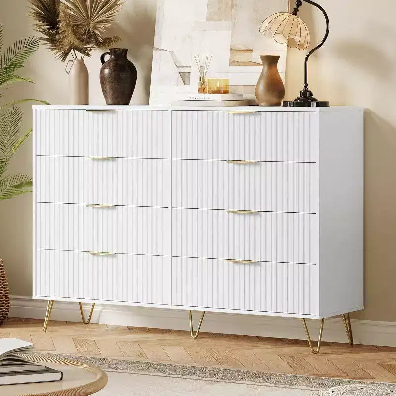 Commode à 8 tiroirs en bois cannelé avec poignées en métal