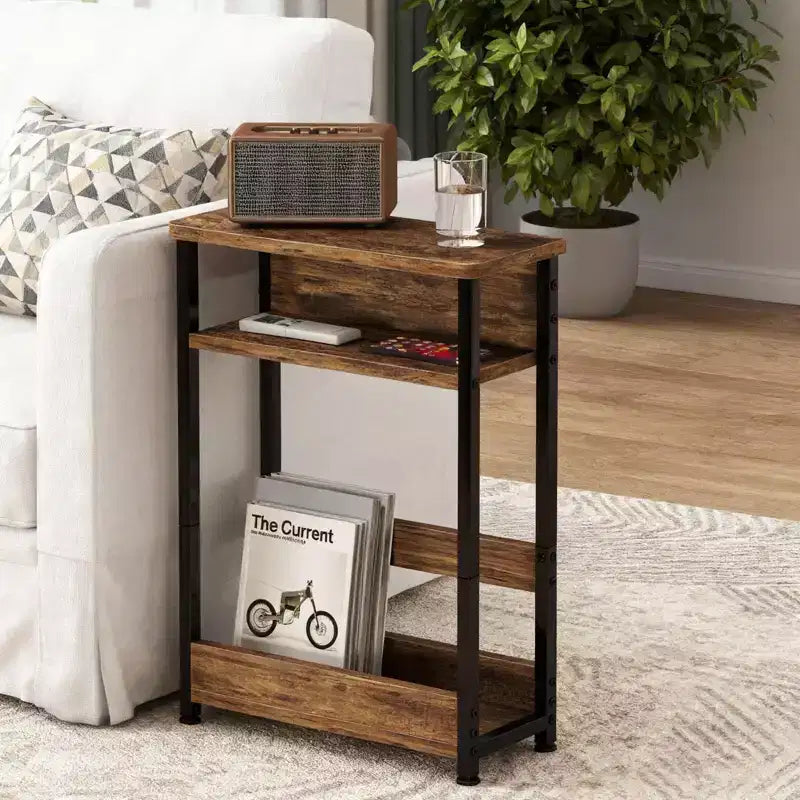 Table d'appoint industrielle étroite à 3 niveaux – Table de bout peu encombrante avec étagères de rangement et porte-revues