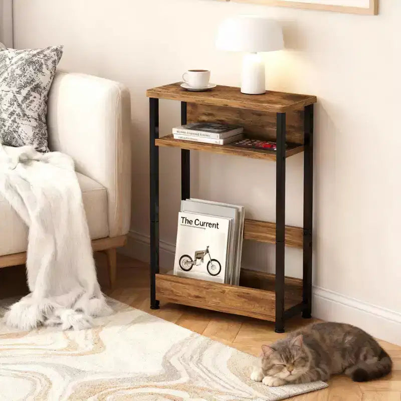 Table d'appoint industrielle étroite à 3 niveaux – Table de bout peu encombrante avec étagères de rangement et porte-revues