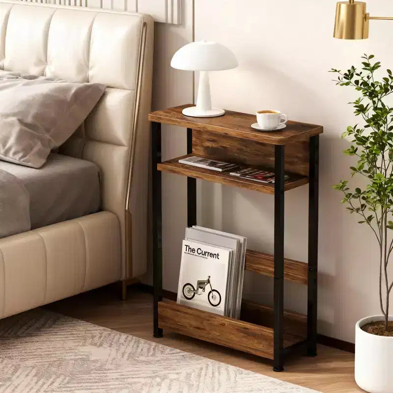 Table d'appoint industrielle étroite à 3 niveaux – Table de bout peu encombrante avec étagères de rangement et porte-revues