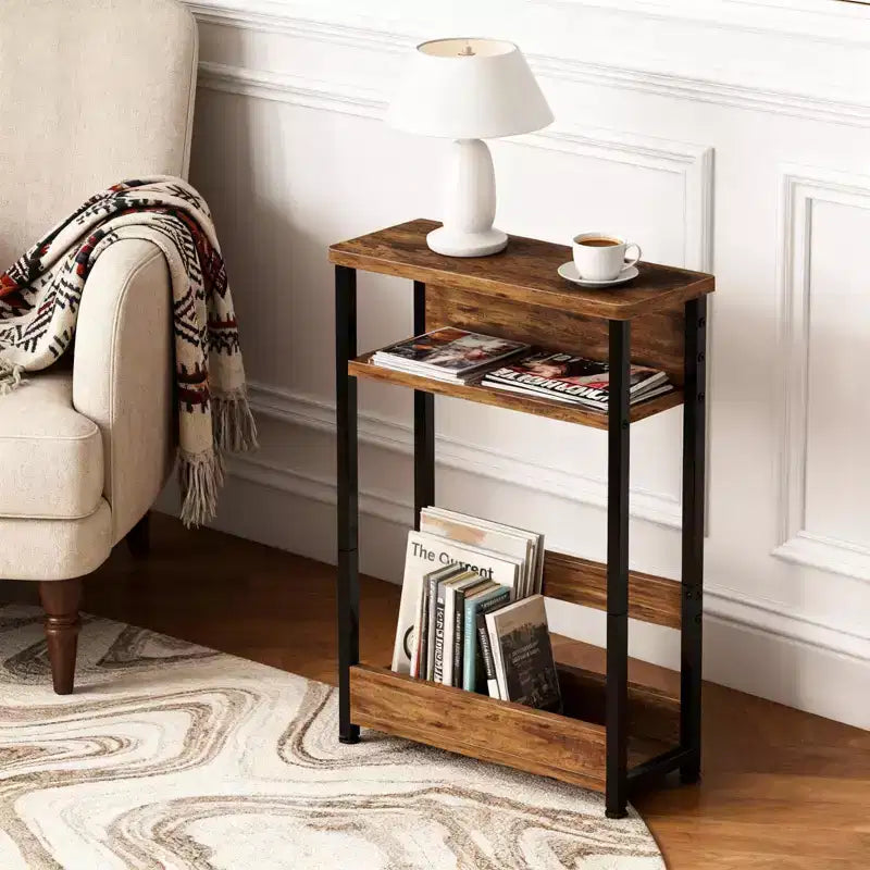 Table d'appoint industrielle étroite à 3 niveaux – Table de bout peu encombrante avec étagères de rangement et porte-revues