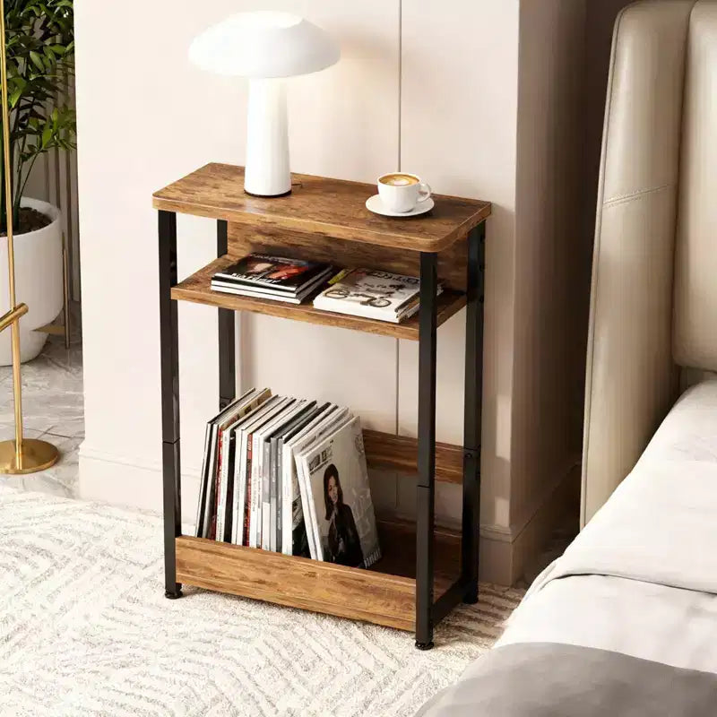 Table d'appoint industrielle étroite à 3 niveaux – Table de bout peu encombrante avec étagères de rangement et porte-revues
