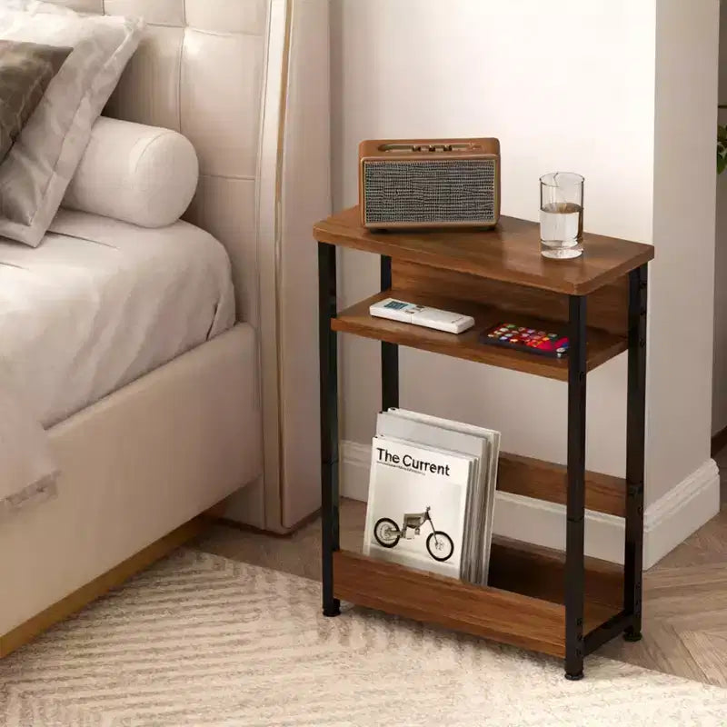 Table d'appoint industrielle étroite à 3 niveaux – Table de bout peu encombrante avec étagères de rangement et porte-revues