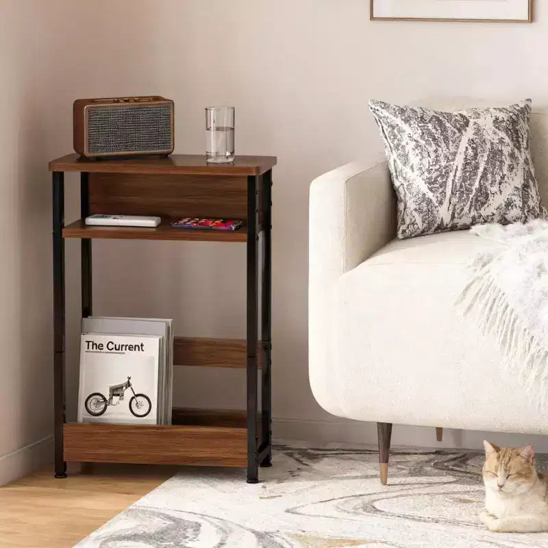 Table d'appoint industrielle étroite à 3 niveaux – Table de bout peu encombrante avec étagères de rangement et porte-revues
