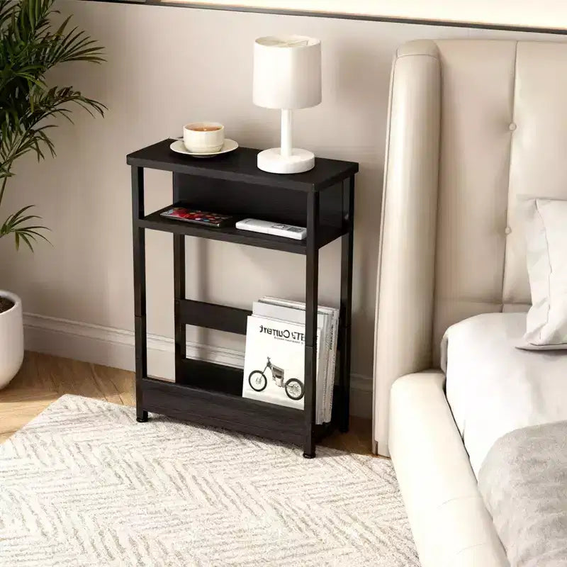 Table d'appoint industrielle étroite à 3 niveaux – Table de bout peu encombrante avec étagères de rangement et porte-revues
