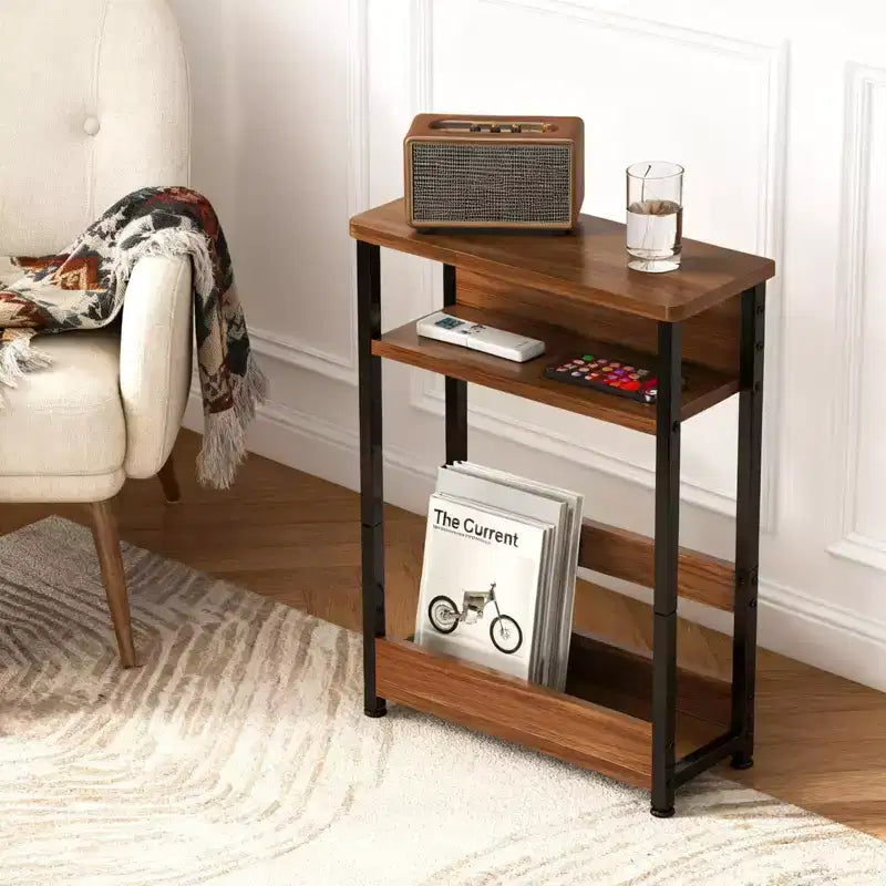 Table d'appoint industrielle étroite à 3 niveaux – Table de bout peu encombrante avec étagères de rangement et porte-revues