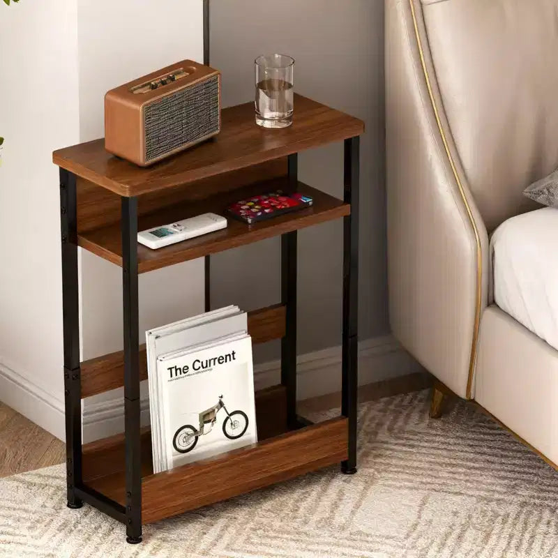 Table d'appoint industrielle étroite à 3 niveaux – Table de bout peu encombrante avec étagères de rangement et porte-revues