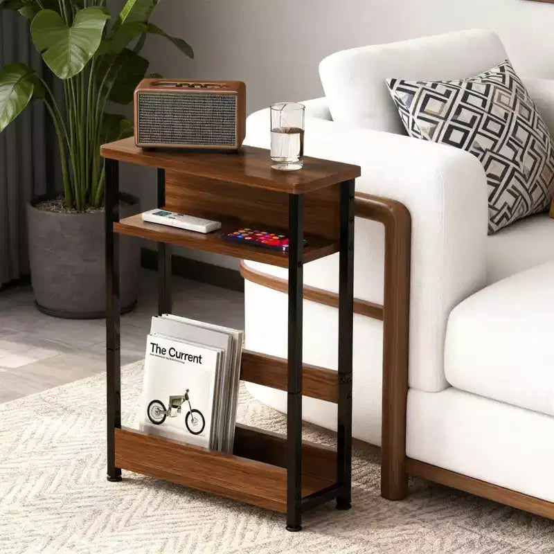 Table d'appoint industrielle étroite à 3 niveaux – Table de bout peu encombrante avec étagères de rangement et porte-revues