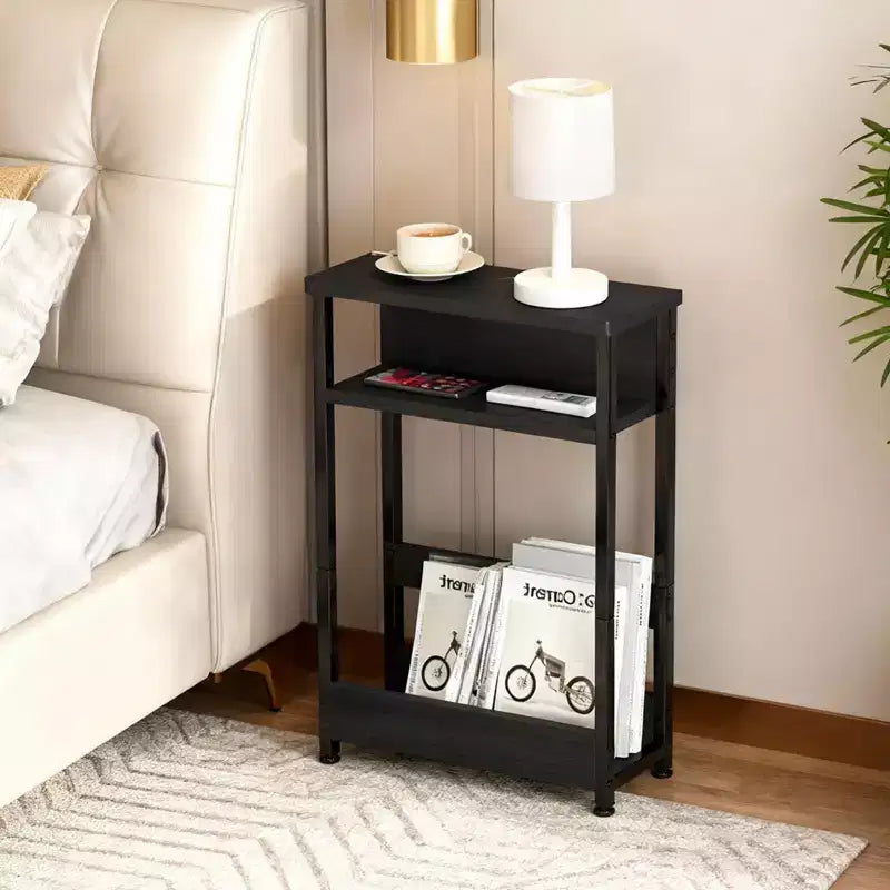 Table d'appoint industrielle étroite à 3 niveaux – Table de bout peu encombrante avec étagères de rangement et porte-revues