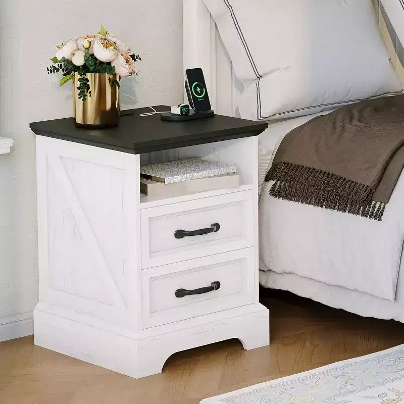 Table de chevet rustique de ferme avec station de recharge, table de chevet moderne en bois avec 2 tiroirs et étagère ouverte, table d'appoint blanche