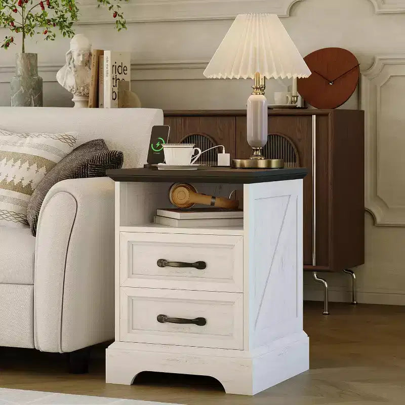 Table de chevet rustique de ferme avec station de recharge, table de chevet moderne en bois avec 2 tiroirs et étagère ouverte, table d'appoint blanche